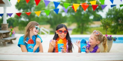 Kids with treats at the Kona Ice Food Truck in Las Vegas